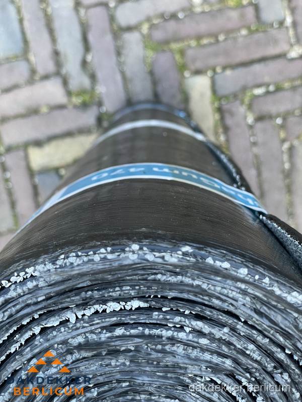 Rol bitumen dakleer met leislag voor plat dak in Berlicum Rol bitumen dakleer met leislag voor plat dak in Berlicum