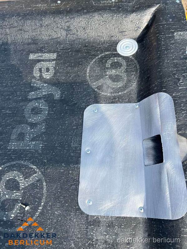 Dakdoorvoer met metalen afvoerplaat op bitumen dak in Berlicum Dakdoorvoer met metalen afvoerplaat op bitumen dak in Berlicum
