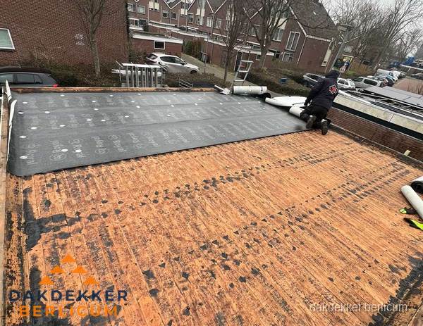 Dakdekker legt onderlaag op plat dak met houten constructie in Berlicum Dakdekker legt onderlaag op plat dak met houten constructie in Berlicum