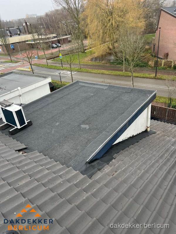 Plat dak met bitumen isolatie en dakbedekking in Berlicum Plat dak met bitumen isolatie en dakbedekking in Berlicum