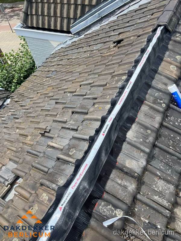 Nokvorst renovatie met Koramic nokrol op schuin pannendak in Berlicum Nokvorst renovatie met Koramic nokrol op schuin pannendak in Berlicum