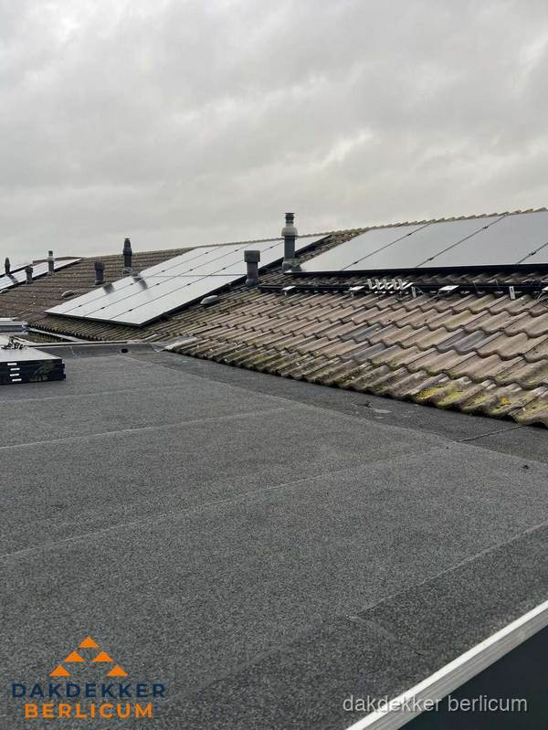 Bitumen dakbedekking op plat dak met aansluitend pannendak en zonnepanelen in Berlicum Bitumen dakbedekking op plat dak met aansluitend pannendak en zonnepanelen in Berlicum
