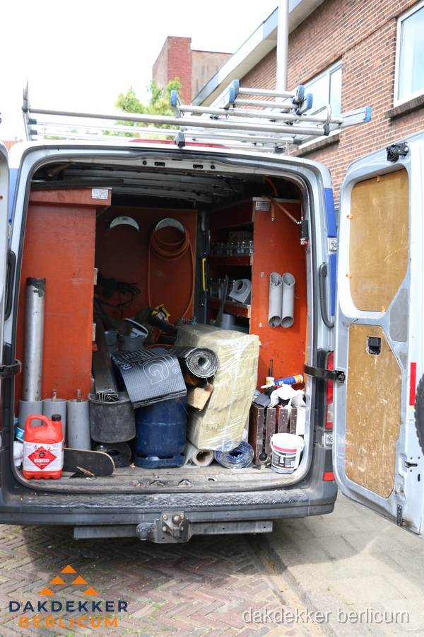 Bedrijfsbus van dakdekker met gereedschap en materialen in Berlicum Bedrijfsbus van dakdekker met gereedschap en materialen in Berlicum