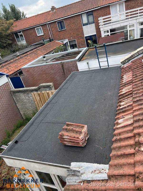 Plat dak aanbouw met bitumen naast schuin pannendak in Berlicum Plat dak aanbouw met bitumen naast schuin pannendak in Berlicum